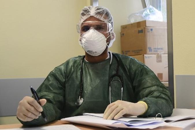 O médico cubano Roberto Arias Hernandez, especialista em medicina interna e membro de uma equipe de médicos cubanos.(foto: MIGUEL MEDINA / AFP) O médico cubano Roberto Arias Hernandez, especialista em medicina interna e membro de uma equipe de médicos cubanos.(foto: MIGUEL MEDINA / AFP)