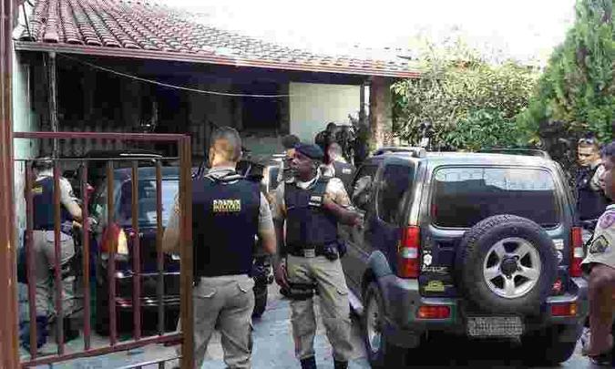 Mobilização de policiais ainda é grande, na manhã desta segunda-feira, no local (foto: Paulo Filgueiras/Estado de Minas) Mobilização de policiais ainda é grande, na manhã desta segunda-feira, no local (foto: Paulo Filgueiras/Estado de Minas)