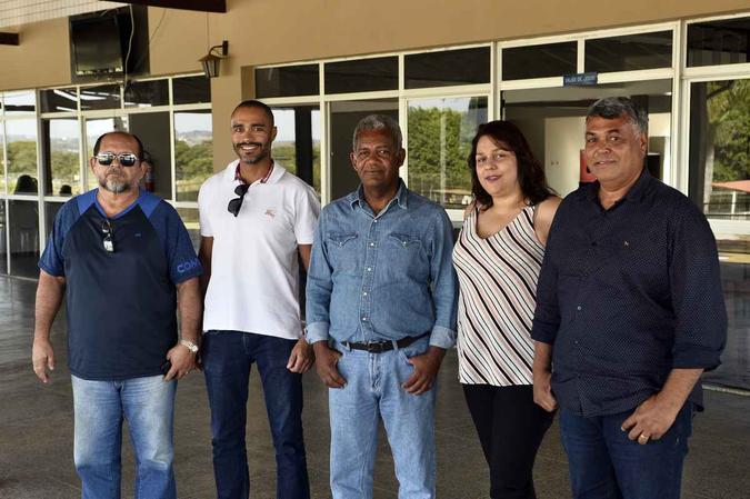 Jurandir Rosa (E), Reynaldo Martins, Hugo de Souza, J�lio da Silva Carvalho e Cl�udia da Franca: para aliviar o estresse na Agepol(foto: Minervino Junior/CB/D.A Press)