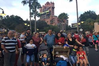 A universitária Anna Beatriz de Oliveira (blusa vermelha), 22 anos, visitou o parque da Disney no ano passado e não sentiu tanto medo(foto: Arquivo Pessoal) A universitária Anna Beatriz de Oliveira (blusa vermelha), 22 anos, visitou o parque da Disney no ano passado e não sentiu tanto medo(foto: Arquivo Pessoal)