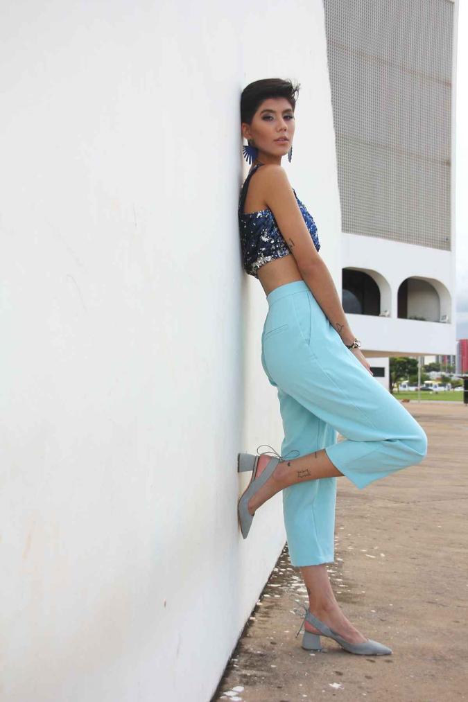Calça (R$ 189) e cropped (R$ 67), da loja Sal Brincos RB (R$ 32,90) e pulseiras Cristally (R$ 110), disponíveis em Nós - Mercado Criativo Iguatemi Sapatos Belluno (R$ 369,90) Para a loja Sal, o mais importante, ao escolher o que vestir, é se identificar com as peças. São produções confortáveis e cheias de estilo. A proposta é investir no brilho também de dia: quem disse que paetês são exclusivos para a noite? Aposte na combinação com uma calça, um salto confortável e acessórios que realçam o look. Calça (R$ 189) e cropped (R$ 67), da loja Sal Brincos RB (R$ 32,90) e pulseiras Cristally (R$ 110), disponíveis em Nós - Mercado Criativo Iguatemi Sapatos Belluno (R$ 369,90) Para a loja Sal, o mais importante, ao escolher o que vestir, é se identificar com as peças. São produções confortáveis e cheias de estilo. A proposta é investir no brilho também de dia: quem disse que paetês são exclusivos para a noite? Aposte na combinação com uma calça, um salto confortável e acessórios que realçam o look.