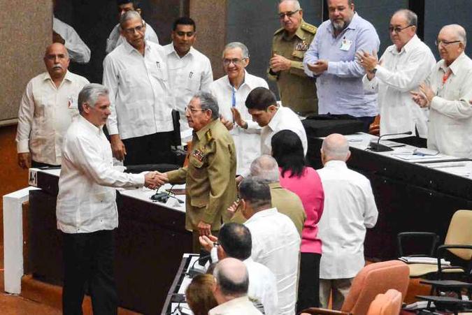 Raúl Castro (C) cumprimenta o presidente Miguel Díaz-Canel, diante do Parlamento: fidelidade à ideologia(foto: STR/AFP) Raúl Castro (C) cumprimenta o presidente Miguel Díaz-Canel, diante do Parlamento: fidelidade à ideologia(foto: STR/AFP)