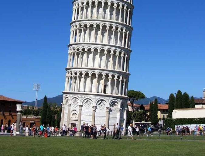 O tipo de terreno e a má fundação fizeram a Torre de Pisa inclinar para o sudoeste(foto: Marcelo/Flickr) O tipo de terreno e a má fundação fizeram a Torre de Pisa inclinar para o sudoeste(foto: Marcelo/Flickr)