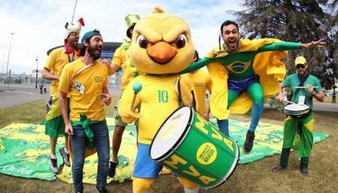 O Canarinho ao lado de torcedores: focado em aprontar confusões(foto: Lucas Figueiredo/CBF) O Canarinho ao lado de torcedores: focado em aprontar confusões(foto: Lucas Figueiredo/CBF)
