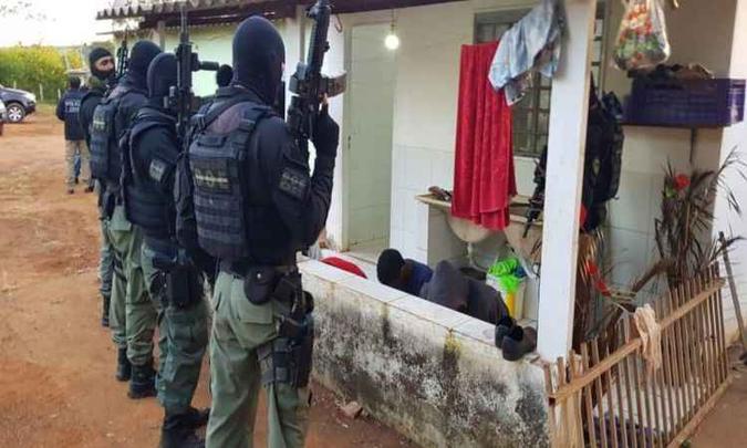 Policiais civis cumpriram 11 mandados de prisão preventiva e 19 temporárias: base do grupo criminoso era a Vila Dnocs, em Sobradinho(foto: Polícia Civil/Divulgação) Policiais civis cumpriram 11 mandados de prisão preventiva e 19 temporárias: base do grupo criminoso era a Vila Dnocs, em Sobradinho(foto: Polícia Civil/Divulgação)