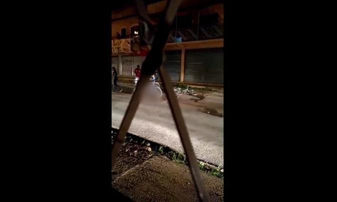 Jovens abordaram com facas a policial e sua companheira na noite desta quinta-feira (5/12)(foto: Reprodução/Redes Sociais) Jovens abordaram com facas a policial e sua companheira na noite desta quinta-feira (5/12)(foto: Reprodução/Redes Sociais)
