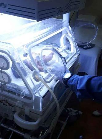 Bebê recém nascida na Unidade de Terapia Intensiva neonatal (foto: Divulgação/PJC/MT ) Bebê recém nascida na Unidade de Terapia Intensiva neonatal (foto: Divulgação/PJC/MT )