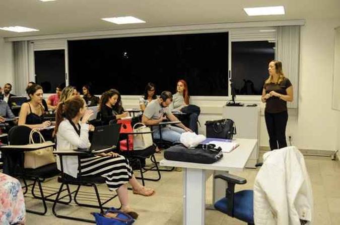 A professora Roberta Cordeiro em aula (foto: Bárbara Cabral) A professora Roberta Cordeiro em aula (foto: Bárbara Cabral)
