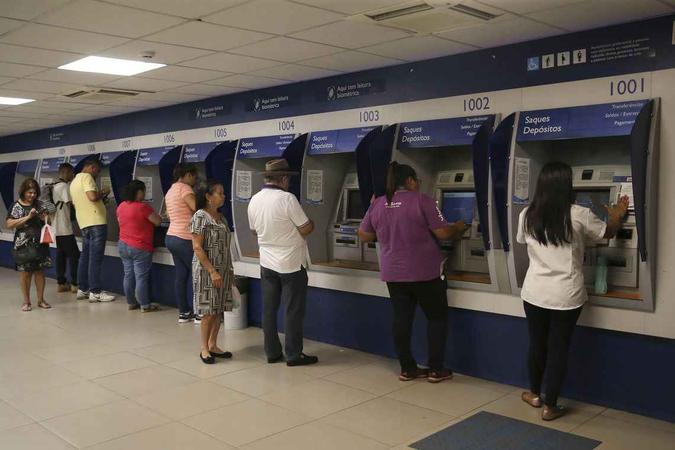 De acordo com os cálculos da secretaria, apenas no ano que vem %u2013 a partir de abril %u2013 os trabalhadores vão sacar R$ 1,1 bilhão(foto: José Cruz/Agência Brasil) De acordo com os cálculos da secretaria, apenas no ano que vem %u2013 a partir de abril %u2013 os trabalhadores vão sacar R$ 1,1 bilhão(foto: José Cruz/Agência Brasil)