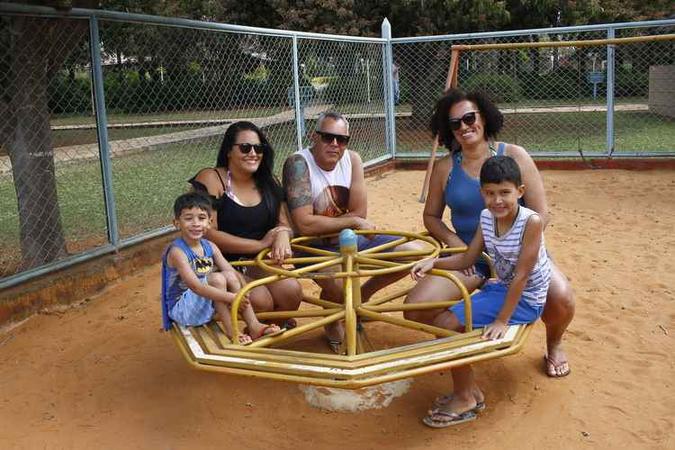 Elisa Ant�nia da Silva foi com o marido, Marcus Vinicius Medeiros, a m�e, Chirlene Cristina Oliveira, e os primos, passar a tarde no clube.(foto: Ana Rayssa/CB/D.A Press)