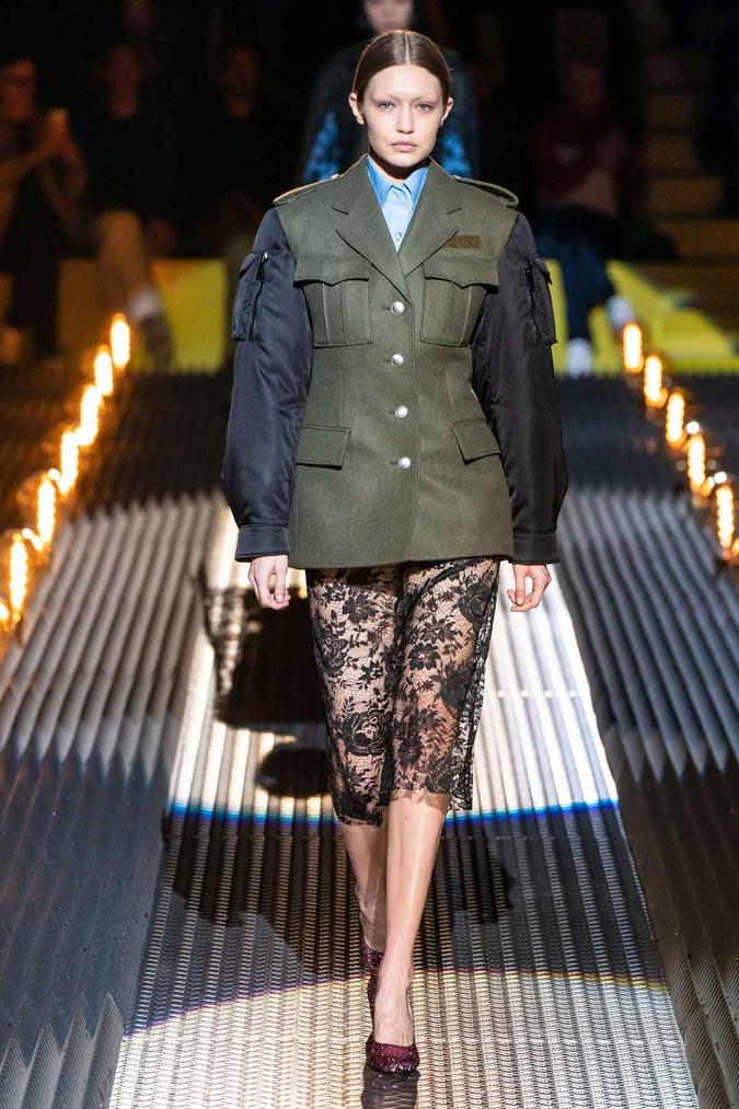 Prada: jaquetas militares se contrapuseram a saias delicadas de renda.(foto: Alessandro Lucioni) Prada: jaquetas militares se contrapuseram a saias delicadas de renda.(foto: Alessandro Lucioni)
