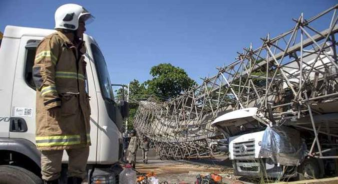 Com a construção do corredor expresso, foram construídas passarelas na via para garantir o deslocamento de pessoas sem o risco do tráfego dos ônibus(foto: Mauro Pimentel/AFP) Com a construção do corredor expresso, foram construídas passarelas na via para garantir o deslocamento de pessoas sem o risco do tráfego dos ônibus(foto: Mauro Pimentel/AFP)