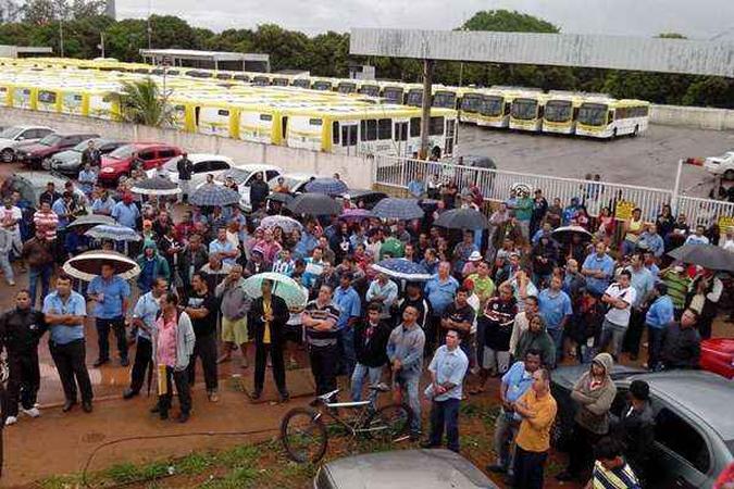 Sindicato se reúne com funcionários nas garagens da Viação Pioneira(foto: Francisco Nero/Whatsapp) Sindicato se reúne com funcionários nas garagens da Viação Pioneira(foto: Francisco Nero/Whatsapp)