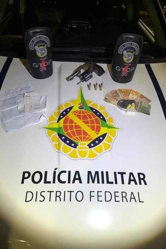 Entre os itens encontrados com o homem, havia porções de drogas, um revólver e R$ 360, em dinheiro(foto: Divulgação/PMDF) Entre os itens encontrados com o homem, havia porções de drogas, um revólver e R$ 360, em dinheiro(foto: Divulgação/PMDF)