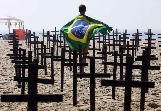 Cruzes são colocadas nas areias de Copacabana em protesto contra violência no país(foto: Marcos D'Paula/AE) Cruzes são colocadas nas areias de Copacabana em protesto contra violência no país(foto: Marcos D'Paula/AE)