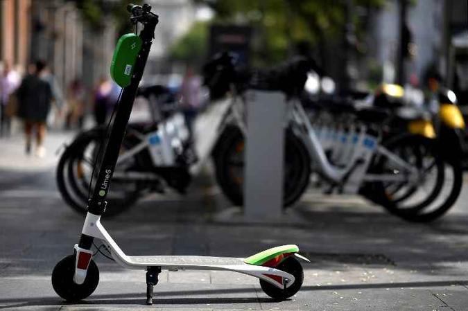 Na capital, os patinetes não podem circular nas calçadas nem nas áreas de pedestres, mas podem transitar na ciclovia e nas vias onde a velocidade é limitada a 30 km/h(foto: AFP) Na capital, os patinetes não podem circular nas calçadas nem nas áreas de pedestres, mas podem transitar na ciclovia e nas vias onde a velocidade é limitada a 30 km/h(foto: AFP)