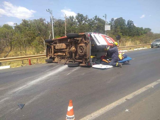 Acidente ocorreu na altura do KM 17(foto: Corpo de Bombeiros / Divulgação ) Acidente ocorreu na altura do KM 17(foto: Corpo de Bombeiros / Divulgação )