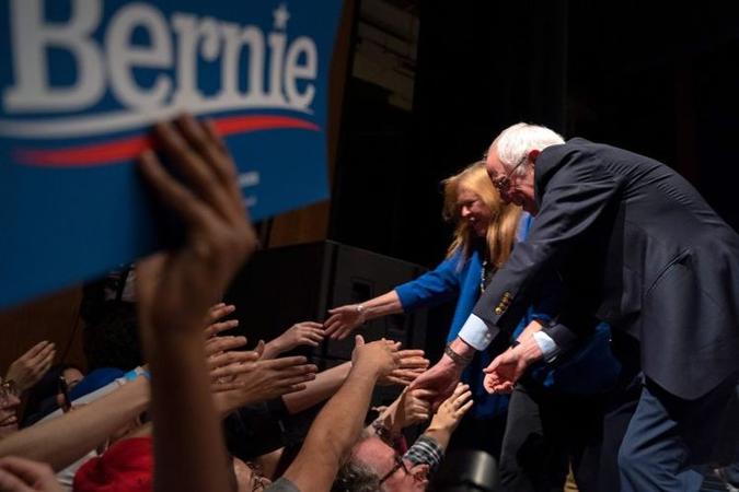 Ao lado da mulher, Jane O'Meara Sanders, o pré-candidato cumprimenta militância: eleitorado múltiplo(foto: AFP / Paul Ratje) Ao lado da mulher, Jane O'Meara Sanders, o pré-candidato cumprimenta militância: eleitorado múltiplo(foto: AFP / Paul Ratje)