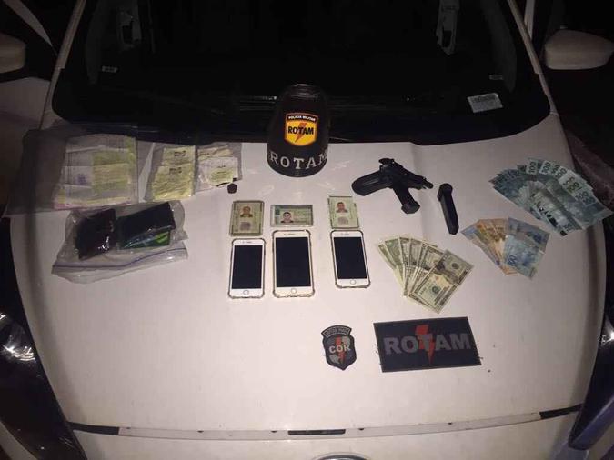 Polícia apreendeu armas e celulares com os criminososos: prisão em Alexânia(foto: Divulgação/PMDF ) Polícia apreendeu armas e celulares com os criminososos: prisão em Alexânia(foto: Divulgação/PMDF )