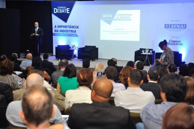Empresários, economistas e integrantes do governo se reuniram no auditório do Correio para debater a importância da indústria para o crescimento sustentado da economia brasileira (foto: Minervino Junior/CB/D.A Press ) Empresários, economistas e integrantes do governo se reuniram no auditório do Correio para debater a importância da indústria para o crescimento sustentado da economia brasileira (foto: Minervino Junior/CB/D.A Press )