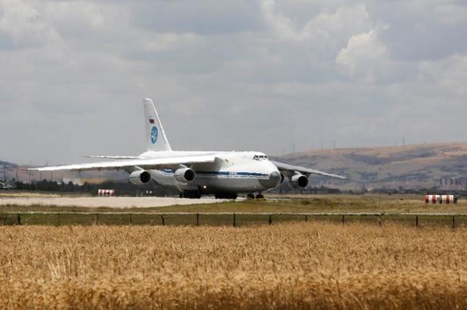 Avião de carga russo na base aérea militar Murted, em Ancara.(foto: Stringer/AFP) Avião de carga russo na base aérea militar Murted, em Ancara.(foto: Stringer/AFP)