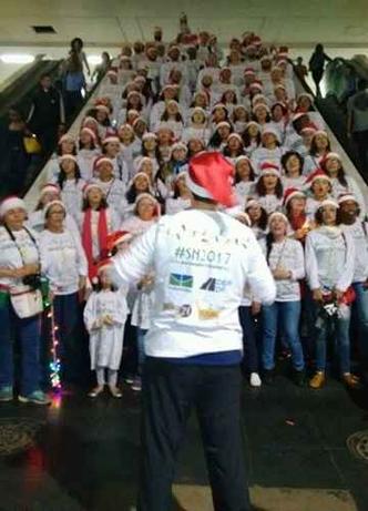 O coral fez apresentações na Rodoviária do Plano Piloto, na terça-feira(foto: Serenata de Natal/Facebook/Divulgação) O coral fez apresentações na Rodoviária do Plano Piloto, na terça-feira(foto: Serenata de Natal/Facebook/Divulgação)