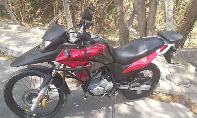 Divulgação/Polícia Militar(foto: Motocicleta que foi roubada no início da ocorrência: polícia recuperou o veículo) Divulgação/Polícia Militar(foto: Motocicleta que foi roubada no início da ocorrência: polícia recuperou o veículo)