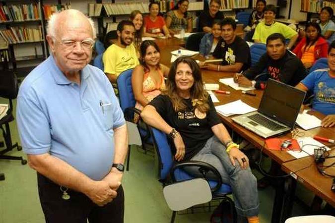 Aryon Rodrigues com alunos na UnB, em 2007(foto: Marcelo Ferreira/CB) Aryon Rodrigues com alunos na UnB, em 2007(foto: Marcelo Ferreira/CB)