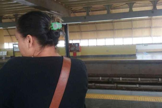 Atrasada para o trabalho, Louise Correa espera o trem: 'Não tem como não ficar indignada'(foto: Lucas Vidigal/Esp./CB/D.A Press) Atrasada para o trabalho, Louise Correa espera o trem: 'Não tem como não ficar indignada'(foto: Lucas Vidigal/Esp./CB/D.A Press)