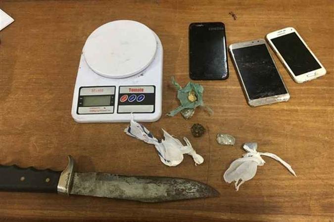 Investigadores encontraram drogas, balança de precisão e um facão(foto: Divulgação / MPDFT) Investigadores encontraram drogas, balança de precisão e um facão(foto: Divulgação / MPDFT)