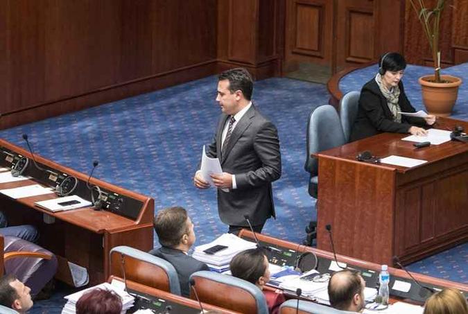O primeiro-ministro da Macedônia abriu o debate com um discurso no parlamento em Skopje(foto: ROBERT ATANASOVSKI / AFP) O primeiro-ministro da Macedônia abriu o debate com um discurso no parlamento em Skopje(foto: ROBERT ATANASOVSKI / AFP)