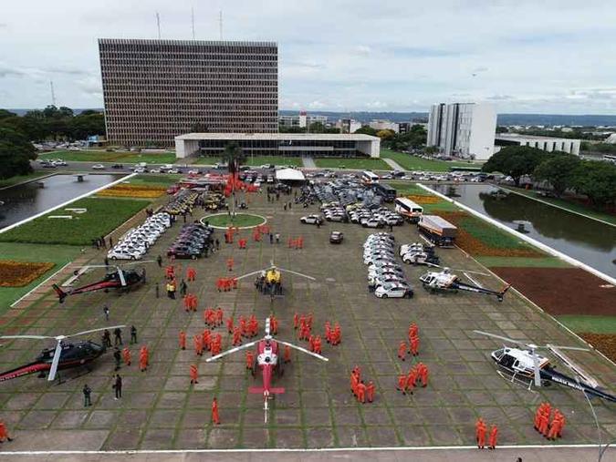 Governador Ibaneis Rocha anuncia medidas do SOS Segurança, na Praça do Buriti(foto: Divulgação/GDF) Governador Ibaneis Rocha anuncia medidas do SOS Segurança, na Praça do Buriti(foto: Divulgação/GDF)
