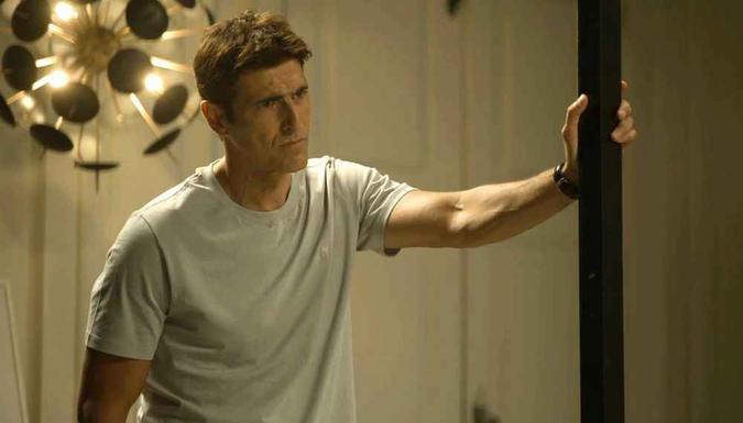 Régis se preocupa ao descobrir nova ação de Jô, na novela 'A Dona do Pedaço'(foto: TV Globo/Reprodução) Régis se preocupa ao descobrir nova ação de Jô, na novela 'A Dona do Pedaço'(foto: TV Globo/Reprodução)