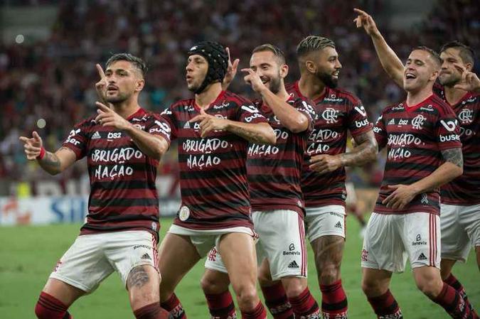 Festa do bonde rubro-negro no Maracanã: meia uruguaio Arrascaeta puxou a fila após abrir o placar do jogo(foto: Alexandre Vidal/Flamengo ) Festa do bonde rubro-negro no Maracanã: meia uruguaio Arrascaeta puxou a fila após abrir o placar do jogo(foto: Alexandre Vidal/Flamengo )