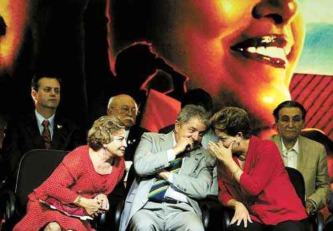 Sob o olhar de dona Marisa Letícia, Lula e Dilma conversam durante a festa petista, em um hotel da capital paulista: Sob o olhar de dona Marisa Letícia, Lula e Dilma conversam durante a festa petista, em um hotel da capital paulista: