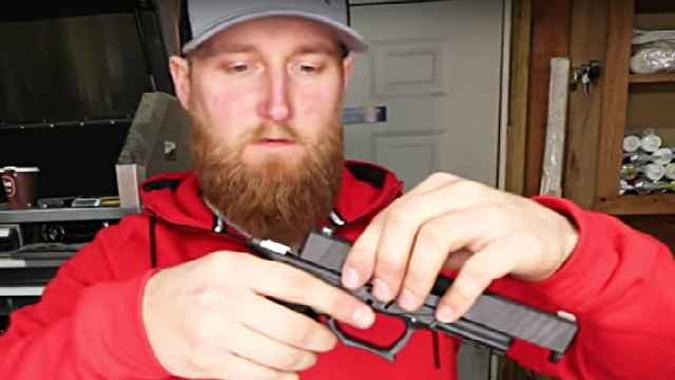 Youtubers que mantinham canais com foco em armas de fogo já estão tendo seus vídeos removidos e páginas suspensas(foto: YouTube/Reprodução) Youtubers que mantinham canais com foco em armas de fogo já estão tendo seus vídeos removidos e páginas suspensas(foto: YouTube/Reprodução)