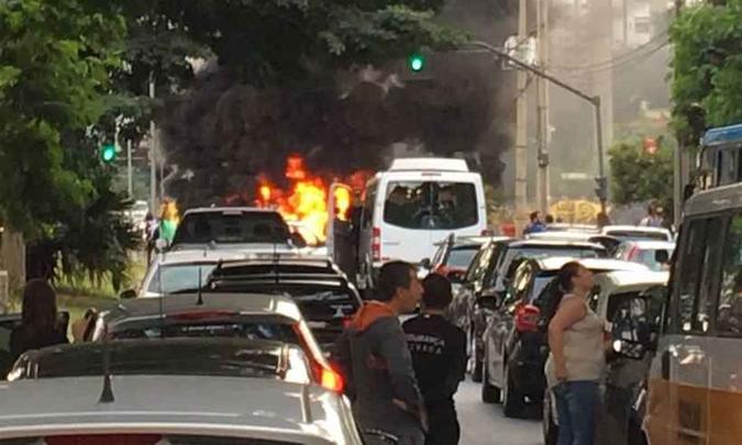 Também houve fogo na Avenida Nossa Senhora do Carmo, no Sion (foto: Túlio Lima/Divulgação) Também houve fogo na Avenida Nossa Senhora do Carmo, no Sion (foto: Túlio Lima/Divulgação)
