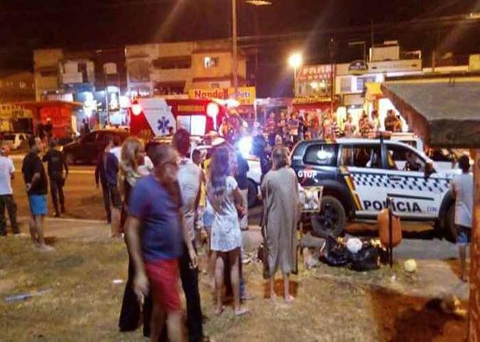 Após roubo e tentativa de latrocínio contra o cobrador, cerca de 20 passageiros atacaram os menores. A Polícia Militar chegou em seguida e conteve a situação.(foto: Divulgação PMDF.) Após roubo e tentativa de latrocínio contra o cobrador, cerca de 20 passageiros atacaram os menores. A Polícia Militar chegou em seguida e conteve a situação.(foto: Divulgação PMDF.)