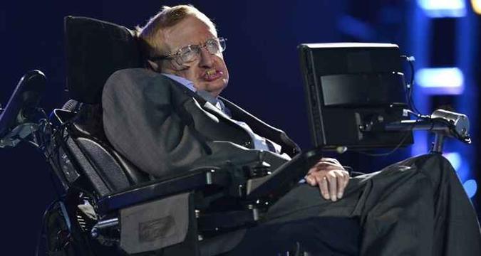 Stephen Hawking lutou durante anos contra a esclerose lateral amiótica(foto: LEON NEAL) Stephen Hawking lutou durante anos contra a esclerose lateral amiótica(foto: LEON NEAL)