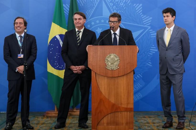 Campos Neto detalha o pacote, ao lado de Bolsonaro, Guimarães e Montezano: crédito pode garantir o emprego de 12 milhões de trabalhadores(foto: Marcos Correa/PR)