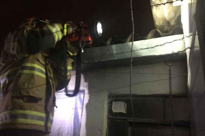 Para poder resgatá-los os bombeiros tiveram de retirar parte da calha e do forro para ter acesso ao local(foto: Corpo de Bombeiros/Divulgação) Para poder resgatá-los os bombeiros tiveram de retirar parte da calha e do forro para ter acesso ao local(foto: Corpo de Bombeiros/Divulgação)