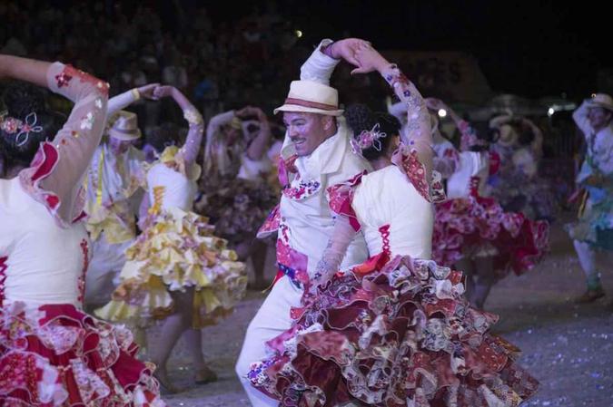 Arroxa o Nó: Atual campeã brasiliense do circuito da Linq-DFe e nacional pela Confederação Brasileira de Entidades de Quadrilhas Juninas (Confebraq), a Arroxa O Nó, do Paranoá, propõe como temática para este ano uma nova roupagem para o conto O casamento de Mateus e Catirina, a história que a dança não dançou. Trazendo uma reformulação da história desses protagonistas, que estão representados em diversos brinquedos culturais do folclore. Para defender o título e tentar conquistar o bicampeonato, Arroxa o Nó: Atual campeã brasiliense do circuito da Linq-DFe e nacional pela Confederação Brasileira de Entidades de Quadrilhas Juninas (Confebraq), a Arroxa O Nó, do Paranoá, propõe como temática para este ano uma nova roupagem para o conto O casamento de Mateus e Catirina, a história que a dança não dançou. Trazendo uma reformulação da história desses protagonistas, que estão representados em diversos brinquedos culturais do folclore. Para defender o título e tentar conquistar o bicampeonato,