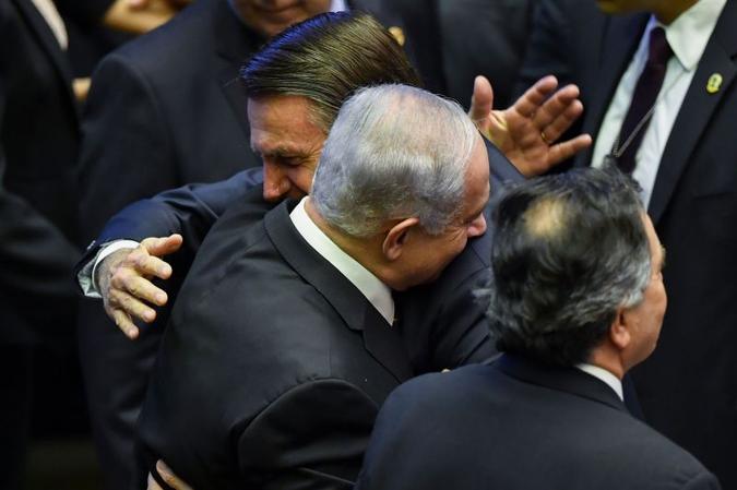 É um grande dia para os brasileiros e para Israel, também. Brasil e Israel são irmãos. Benjamim Netanyahu, primeiro-ministro de Israel (na foto, à esquerda, abraçando Bolsonaro) (foto: AFP / NELSON ALMEIDA ) É um grande dia para os brasileiros e para Israel, também. Brasil e Israel são irmãos. Benjamim Netanyahu, primeiro-ministro de Israel (na foto, à esquerda, abraçando Bolsonaro) (foto: AFP / NELSON ALMEIDA )