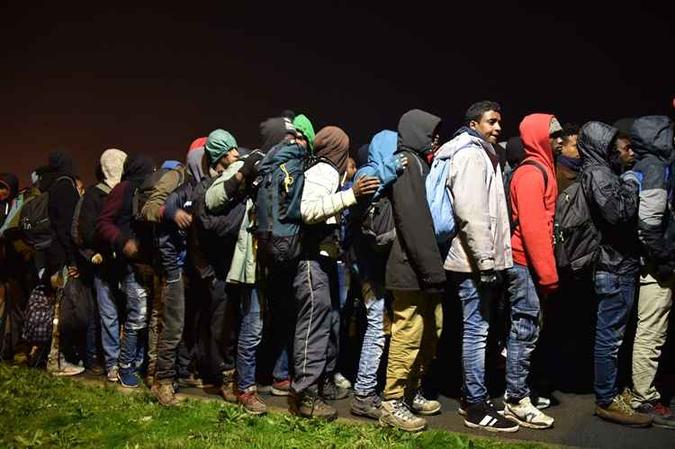 As autoridades começaram a distribuir folhetos em vários idiomas para explicar a operação, apresentada como humanitária, e tentar convencer os mais reticentes(foto: Philippe Huguen/AFP) As autoridades começaram a distribuir folhetos em vários idiomas para explicar a operação, apresentada como humanitária, e tentar convencer os mais reticentes(foto: Philippe Huguen/AFP)