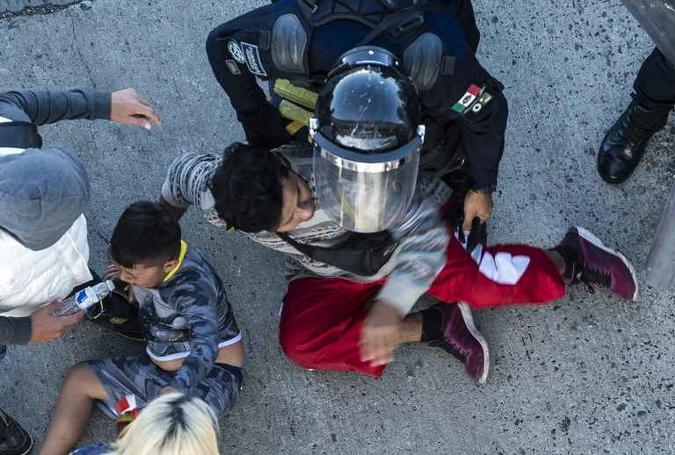 Imagens de crianças chorando e de pais angustiados e confusos foram transmitidas na televisão e publicadas nos jornais(foto: AFP) Imagens de crianças chorando e de pais angustiados e confusos foram transmitidas na televisão e publicadas nos jornais(foto: AFP)