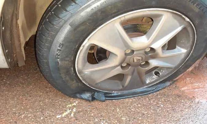 Após tentar fugir, a mulher foi encontrada com o carro usado no crime, um Renault Sandero prata(foto: PMDF/Divulgação) Após tentar fugir, a mulher foi encontrada com o carro usado no crime, um Renault Sandero prata(foto: PMDF/Divulgação)