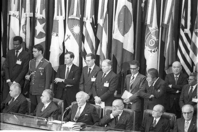 Parlamentares participam da assinatura da Constituição, em 1988: 105 emendas recebidas até hoje(foto: Eugênio Novaes/CB/D.A Press - 5/10/88 ) Parlamentares participam da assinatura da Constituição, em 1988: 105 emendas recebidas até hoje(foto: Eugênio Novaes/CB/D.A Press - 5/10/88 )