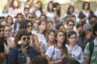Vários estudantes foram ao local prestar as últimas homenagens(foto: Breno Fortes/CB/D.A Press) Vários estudantes foram ao local prestar as últimas homenagens(foto: Breno Fortes/CB/D.A Press)
