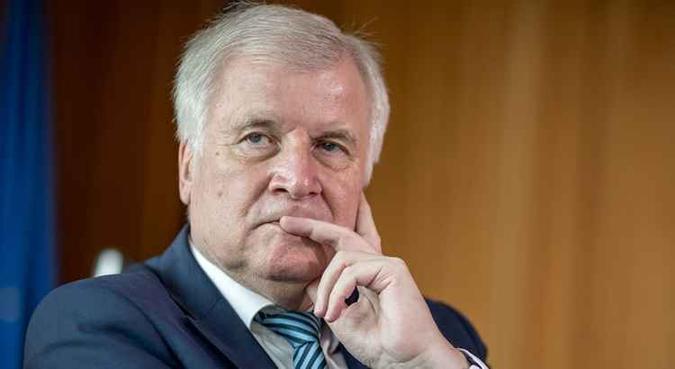 Seehofer disse ter chegado a um entendimento com o seu homólogo no gabinete em Roma(foto: AFP) Seehofer disse ter chegado a um entendimento com o seu homólogo no gabinete em Roma(foto: AFP)