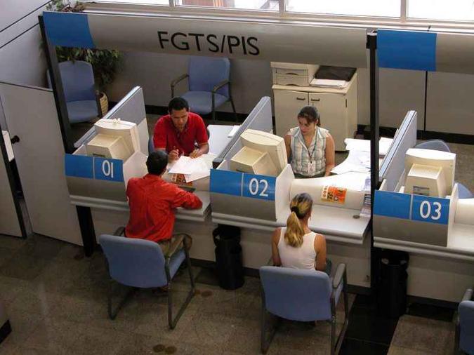 Os recursos liberados e destinados aos trabalhadores da iniciativa privada poderão ser retirados nas agências da Caixa Econômica Federal(foto: Breno Fortes/CB/D.A Press) Os recursos liberados e destinados aos trabalhadores da iniciativa privada poderão ser retirados nas agências da Caixa Econômica Federal(foto: Breno Fortes/CB/D.A Press)